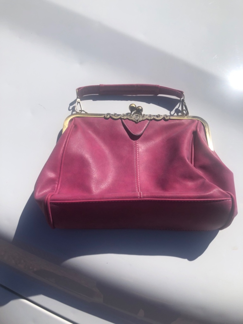 Vintage Retro Pink Purse with removable straps and gold kiss-me clasp - Picture 4 of 5